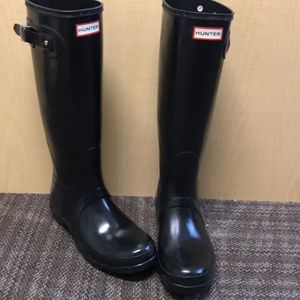 HUNTER matte black tall boot